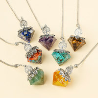 Collier en gros Pyramide d'Orgone Chakra Arbre de Vie avec Pendentif en Résine et Éclats de Cristal Naturel, Bijou de Guérison Spirituelle
