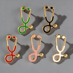 卸売カスタマイズブローチピン漫画風クリエイティブドクターミニ聴診器ブローチジュエリーチャームブローチピン - Product Image 3