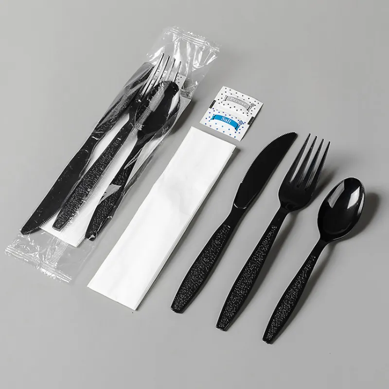 Set alat makan plastik tugas berat hitam, dengan serbet sekali pakai PS garpu dengan pisau sendok Set