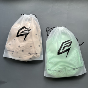 Sac à cordon personnalisé en CPE mat avec logo imprimé, pochette à cordon en plastique givré pour l'emballage de vêtements et de chaussures - Product Image 5