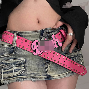 Cinturón de Cuero PU Personalizado con Logotipo Vintage, Estilo Casual Punk para Mujer, Hebilla con Diseño 3D y Remaches con Letras Rosadas - Product Image 1