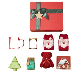 Coffret cadeau de Noël pour spa avec mug émaillé, bougie parfumée et chaussettes douillettes - Coffret de soins de Noël en gros pour femmes - Product Image 3
