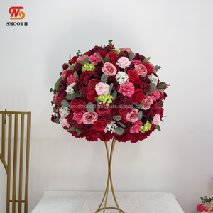 Bola de Flores Artificiales de Seda Realista al Tacto, Rosa Roja con Follaje, Centro de Mesa Navideño Colorido e Impermeable - Product Image 6