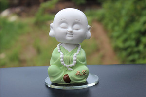 Statue <span class=keywords><strong>de</strong></span> dessin animé en résine personnalisée décoration <span class=keywords><strong>de</strong></span> voiture peinture créative secouant la tête petit <span class=keywords><strong>moine</strong></span> décoration figurines <span class=keywords><strong>de</strong></span> personnage <span class=keywords><strong>de</strong></span> dessin animé - Product Image 4