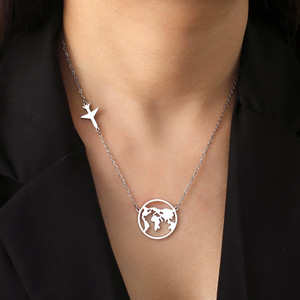 Collar con Colgante de Mapa del Mundo |   Acero Inoxidable Chapado en Oro PVD de 18K |   Joyería Personalizada con Mapa de País |   Impermeable, Hipoalergénico - Product Image 2
