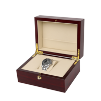 Boîte à montre rigide haut de gamme rouge foncé avec quincaillerie dorée et doublure beige pour une seule montre