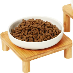 Support de gamelle surélevé pour chat en bambou moderne, poli, écologique et réglable, avec assiettes en céramique – Table d'alimentation surélevée pour animaux de compagnie - Product Image 1