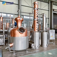 Alambic en cuivre ZJ 750L TP2 pour la distillation d'alcool, équipement de distillerie avec réservoir de collecte cylindrique.