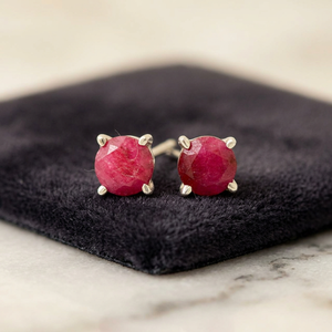 Boucles d'oreilles clous minimalistes ethniques en argent sterling 925 avec rubis serti clos en forme d'ancre pour femme, idéales pour mariage - Vente en gros - Product Image 3