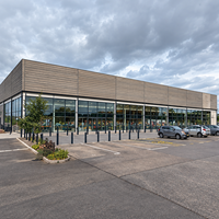 Bâtiment commercial moderne en structure métallique, résistant aux intempéries, durable, pour atelier, supermarché ou commerce de détail