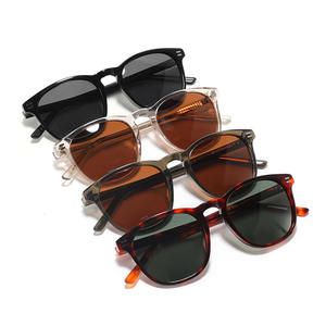 Gafas de Sol Acrílicas Unisex con Marco Ovalado Negro, Polarizadas UV400, para Conducir, Viajar y Complementar Atuendos de Moda - Product Image 2