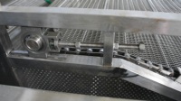 Geïntegreerde groentewas- en belletjesreinigingsmachine voor de behandeling van augurken en gedroogd fruit, met palmolie-aangedreven belletjesreiniging.
