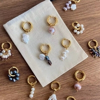 Pendientes Colgantes de Perlas de Agua Dulce Coloridas, Aros Irregulares Barrocos Chapados en Oro, Joyería Minimalista y Delicada para Bodas