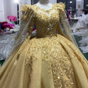 Robe de bal exclusive XS252 en plumes dorées, robe de soirée à paillettes - Product Image 4