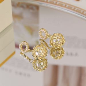 Boucles d'oreilles clous pour femmes, nouvelle collection haut de gamme, argent S925, zircon, imitation perle, plaqué or 18 carats, tendance, luxe léger, mode, vente en gros - Product Image 3