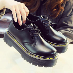 รองเท้าบูทมาร์ตินหนังแท้สำหรับผู้หญิง แบบหุ้มข้อต่ำ พื้นหนา รองเท้าบูทสั้นสำหรับฤดูหนาว แบบผูกเชือก 3 รู สไตล์ลำลองสำหรับนักเรียน - Product Image 4