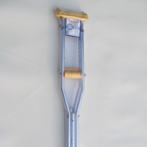 Muletas de Aleación de Aluminio Ajustables en Múltiples Niveles para Rehabilitación de Fracturas - Product Image 2