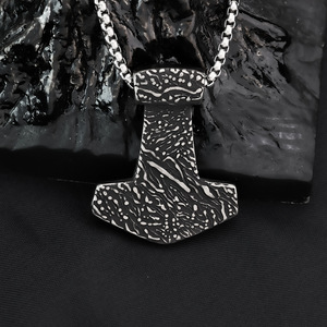 Collier pendentif marteau de Thor Viking en acier inoxydable pour homme, design géométrique vintage, idéal pour assortir aux vêtements - Product Image 4