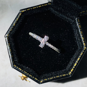 Anello a Forma di T con Moissanite per Donne, Gioiello Minimalista ed Elegante per l'Indice - Product Image 4