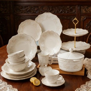 ชุดอาหารค่ำสีขาวลายนูนสไตล์วินเทจ จานรองลายลูกไม้สุดโรแมนติก เซรามิคลายนูน ชุดภาชนะสำหรับงานแต่งงาน ชามและจาน - Product Image 1