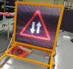 Panneau de signalisation variable mobile à énergie solaire de haute qualité certifié EN12966 P16mm Zones de travaux routiers Logiciel personnalisé
