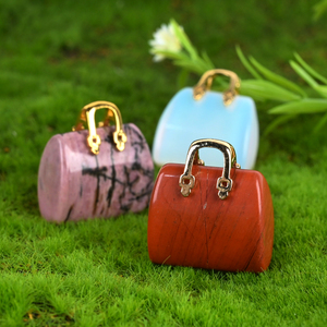 Mini sac à main sculpté en pierre précieuse naturelle polie avec poignée dorée, cristal de guérison, petite sculpture de sac pour femme, cadeau - Product Image 1