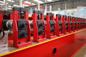 Máquina formadora de rollos de quilla de acero ligera personalizada <span class=keywords><strong>C</strong></span> U Omega Channel Making Machinery Máquina de alta velocidad - Product Image 2