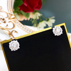 Orecchini a Perno con Cristalli a Forma di Fiore per Donne, Eleganti e Minimalisti, Accessori di Moda per Uso Quotidiano - Product Image 3