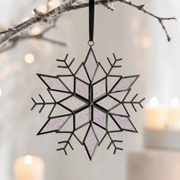 Ornement suspendu artisanal YAPPIE Art Déco en vitrail rose-blanc flocon de neige, attrape-soleil en verre peint à la main