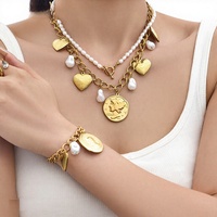 Collier en acier inoxydable plaqué or 18 carats avec pendentif cœur et fausse perle, disponible en boîte cadeau OEM pour la vente en gros