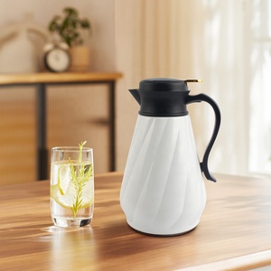 Hervidor de agua minimalista de plástico con tapa, forma poligonal, mango blanco y negro para uso doméstico - Product Image 2