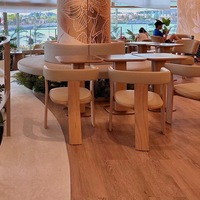 Ensemble de mobilier commercial de style nordique en bois massif : table de restaurant, chaises et banquette longue