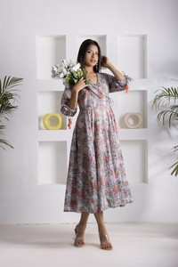 Robe verte évasée pour femme avec nœud à nouer et col en V, motif imprimé, pour un style décontracté et élégant - Product Image 4