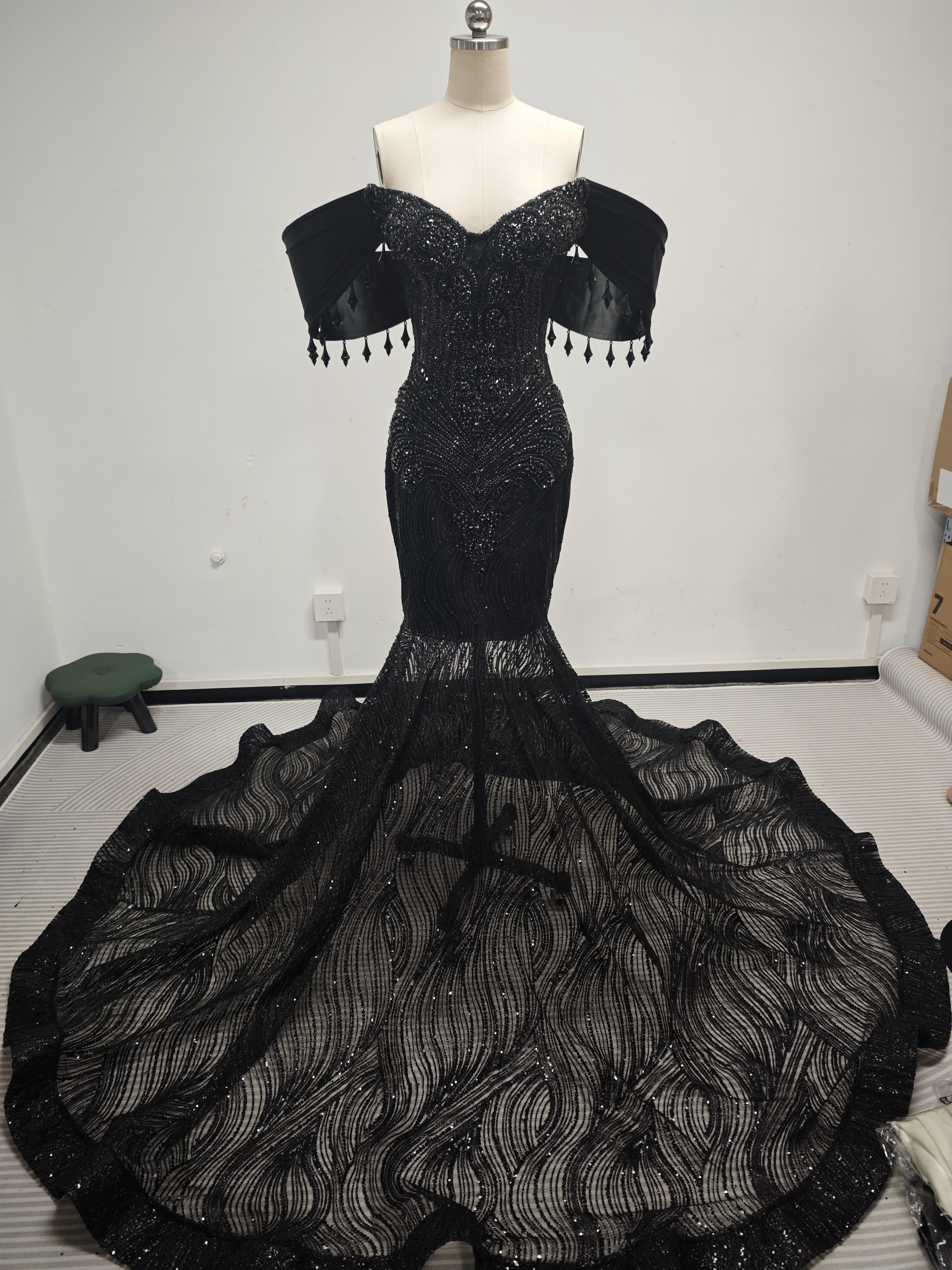 TH25111814-black