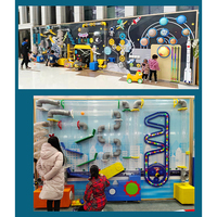 Mur interactif de parcours de balles sur le thème de l'espace, exposition STEM avec système de tubes multi-pistes pour les musées scientifiques et les centres de jeux