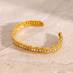 Brazalete abierto Yueli Gold con incrustaciones de cristal para mujer, uso diario. - Product Image 3