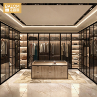 Système d'armoire sur mesure BALOM, dressing moderne de luxe avec porte en verre à cadre noir, éclairage LED et placage en chêne