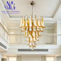 Lustre médiéval français, suspension en verre de Murano fait main à pétales superposés, dégradé ambre-blanc, pour villa duplex à plafond haut