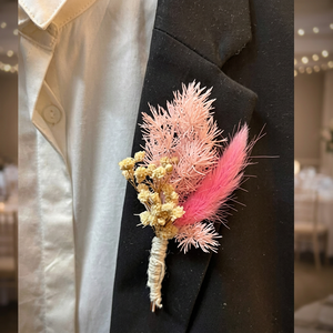 BU-020 Boutonnière en herbe de la pampa, fleur séchée, arrangement de revers rose et duveteux pour mariage - Product Image 2