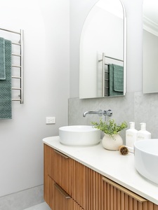 Mueble de <span class=keywords><strong>Baño</strong></span> Curvo Personalizado con Acabado Acanalado, Gabinete de <span class=keywords><strong>Baño</strong></span> Colgante de Roble Claro <span class=keywords><strong>para</strong></span> Proyectos de Hoteles Boutique y Baños Principales Familiares - Product Image 3