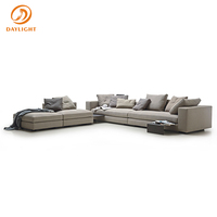 Canapé blanc moderne à profil bas, sectionnel en cuir minimaliste avec accoudoirs carrés et base au sol, idéal pour appartement de luxe en immeuble de grande hauteur