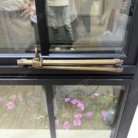 Puertas y Ventanas de Aluminio con Vidrio y Marco Redondo de Metal Negro, Estilo Clásico con Manija de Latón