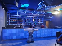 Comptoir de bar contemporain personnalisé en verre Barre en acier rougeoyante pour restaurant hôtel salon sous-sol-Design lumineux