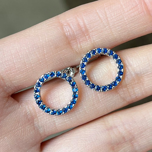 Boucles d'oreilles clous géométriques en zircon creux avec serti circulaire pour un usage quotidien - Product Image 1