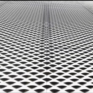 Grille métallique décorative perforée en losanges avec service de découpe pour la décoration intérieure - Product Image 1