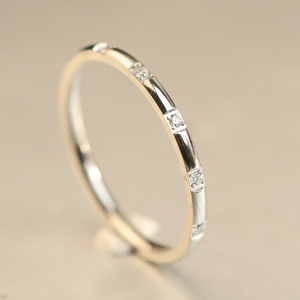 Anillo Delgado de Acero de 1.5mm con Seis Circonitas Cúbicas en Canal, Joyería de Compromiso para Mujer - Product Image 4