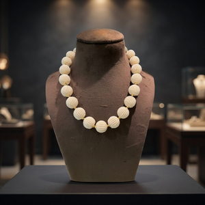 Collier de perles blanches ivoire fait main Sstringz avec accent doré et perles de rocaille, bijou statement pour femme - Product Image 2