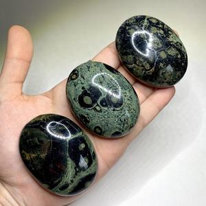 Venta al por mayor pulido Kambaba jaspe piedra cristal curativo para corazón Chakra amor relajación equilibrio emocional Palma preocupación piedra - Product Image 1