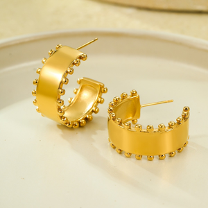 Boucles d'oreilles en titane et acier de forme géométrique en C, design personnalisé, simples mais polyvalentes, avec une touche de sophistication. - Product Image 6