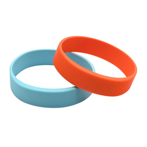 Bracelets en caoutchouc de couleur unie personnalisables en gros pour cadeaux promotionnels de fête - Product Image 2